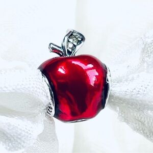 🍎 NWOT Red Apple Charm – Princess Snow White ✨